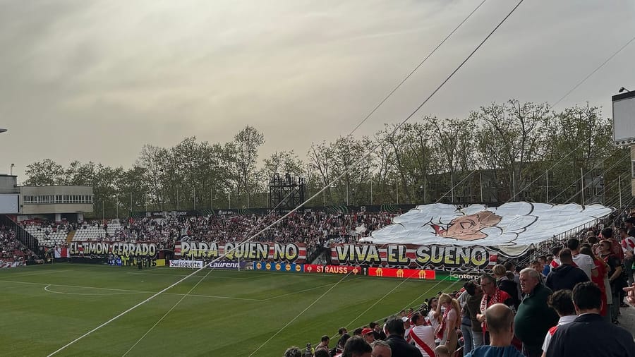 Afició del Rayo Vallecano a l'Estadi de Vallecas durant un partit de la Conference League l'abril de 2026