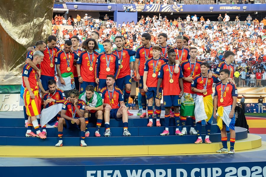 Els jugadors de la selecció espanyola sobre la gespa després de la final del Mundial 2026 contra l'Argentina, el 19 de juliol de 2026.