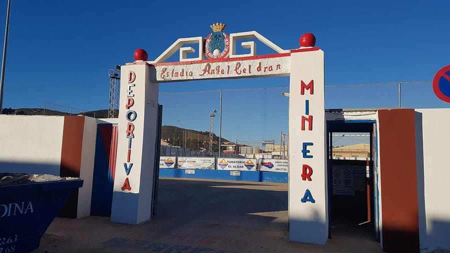 Arco de entrada del Estadio Ángel Celdrán, con las letras de la Deportiva Minera y el escudo del club en lo alto