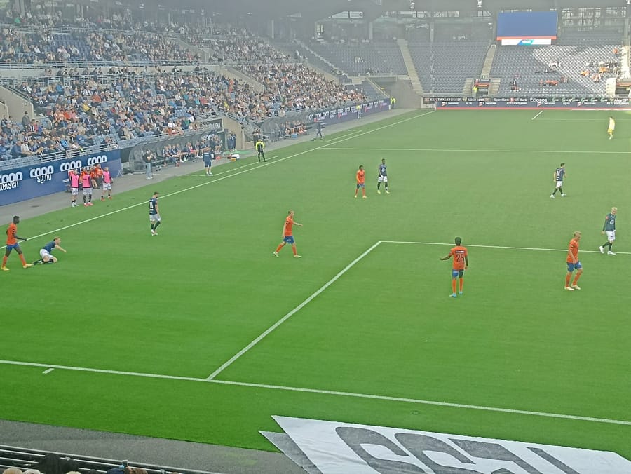 Grada i gespa de l'estadi del Viking FK a Stavanger durant un partit de la lliga noruega