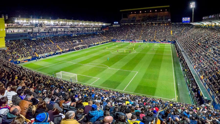 Exterior del Estadio de la Cerámica de Villarreal iluminado durante un partido de LaLiga en diciembre de 2017; es el campo donde el Submarino aún no ha ganado esta temporada.