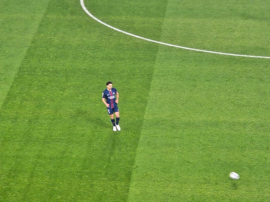 Jugadores del PSG en acción durante el Clásico contra el Marseille en el Parc des Princes, febrero de 2026