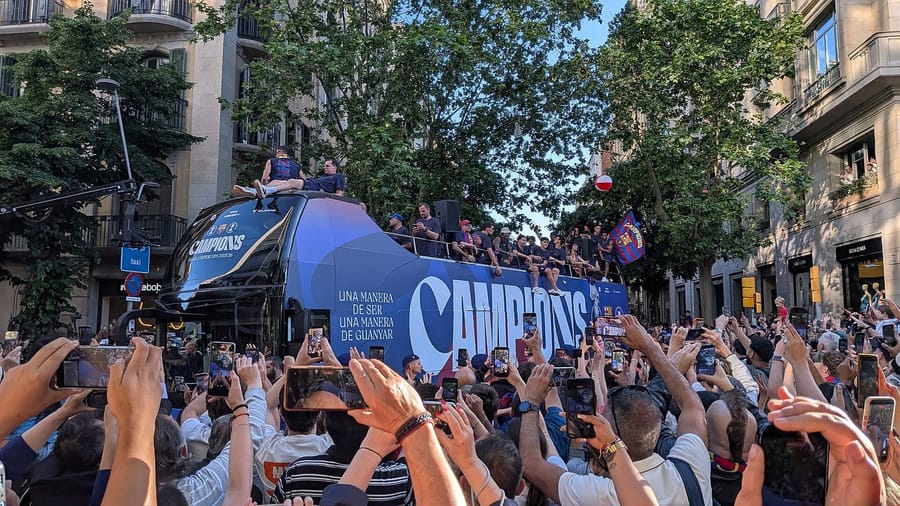 Els jugadors del FC Barcelona dalt de l'autobús «Campions» durant la rua de celebració de la Lliga 2025-26 pels carrers de Barcelona, el maig de 2026