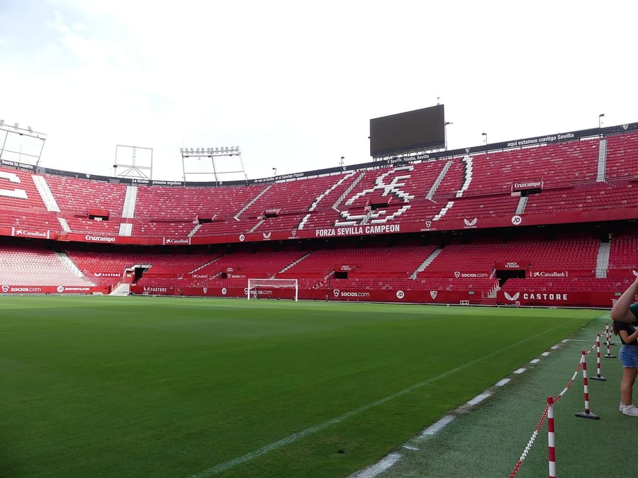 Interior de l'estadi Ramón Sánchez-Pizjuán del Sevilla vist des de la gespa, amb la graderia buida